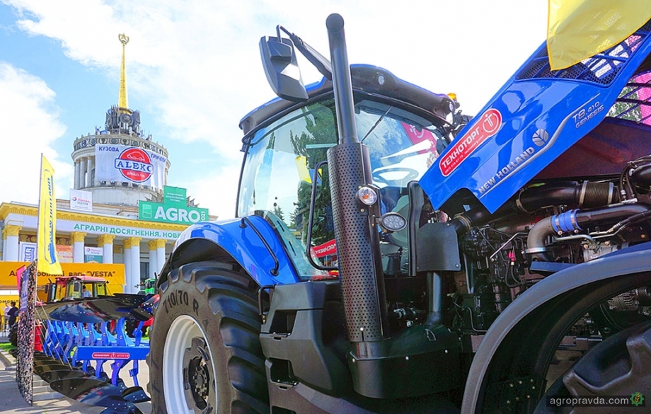 В Киеве представили трактор T8 нового поколения
