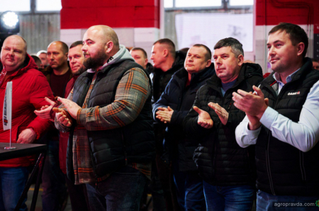 В Україні представили перший в країні найпотужніший трактор CASE IH QUADTRAC 715